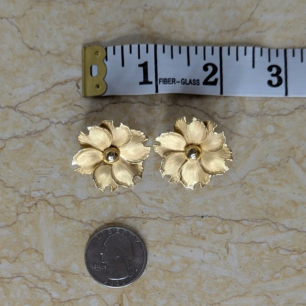 Vintage Coro Gold Tone Flower Clip- On Classic Earrings 60's 70's - Picture 6 of 7